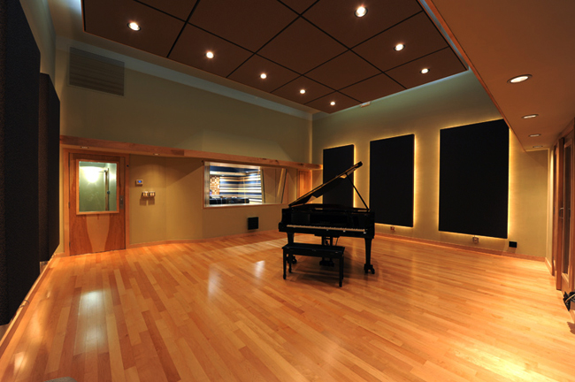 他的身份几乎是谢贤之子的同义词