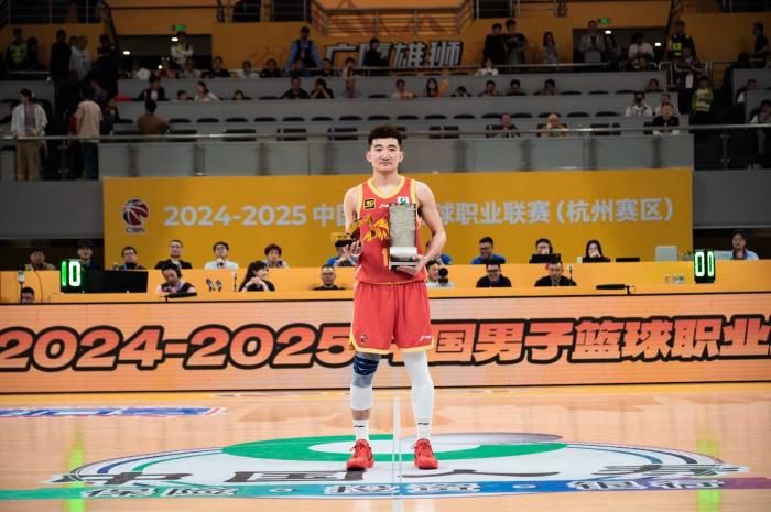 孙铭徽成为CBA历史上首位夺得常规赛最佳防守球