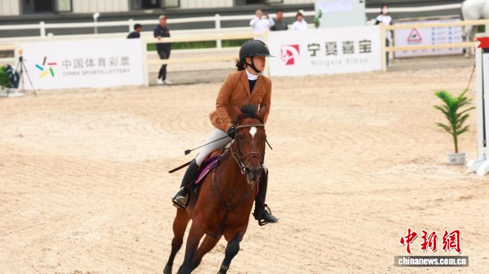 宁夏青少年马术锦标赛开赛 双料冠军闪耀赛场