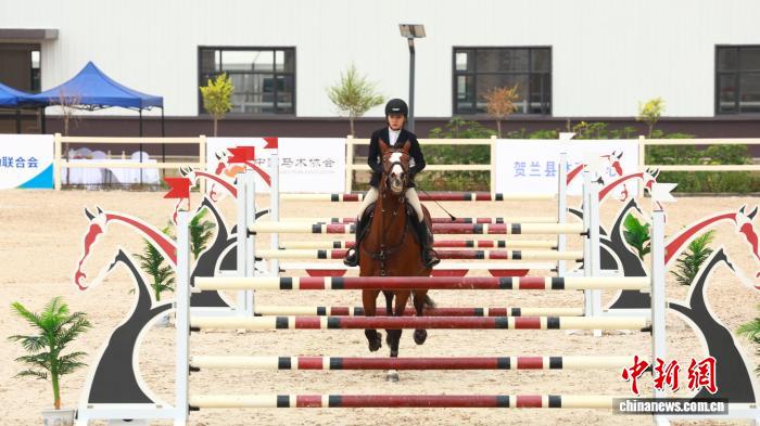 宁夏青少年马术锦标赛开赛 双料冠军闪耀赛场