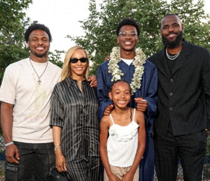 勒布朗·詹姆斯两子闪耀赛场 布莱斯休战一年背